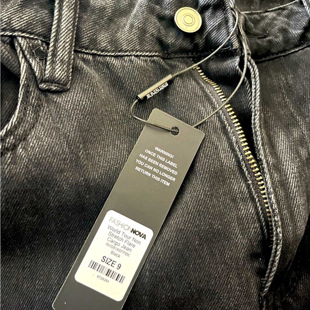 world tour non strtch flare cargo jeans. Brand new never worn !